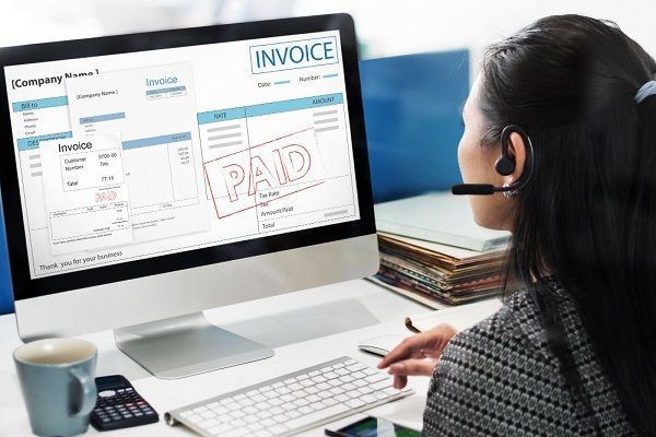 une dame étbalissant une e-facture