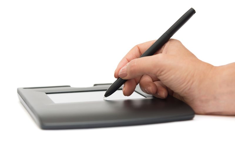 Main tenant un stylet électronique et manipulant une tablette de RAD LAD pour dématérialisation des factures.