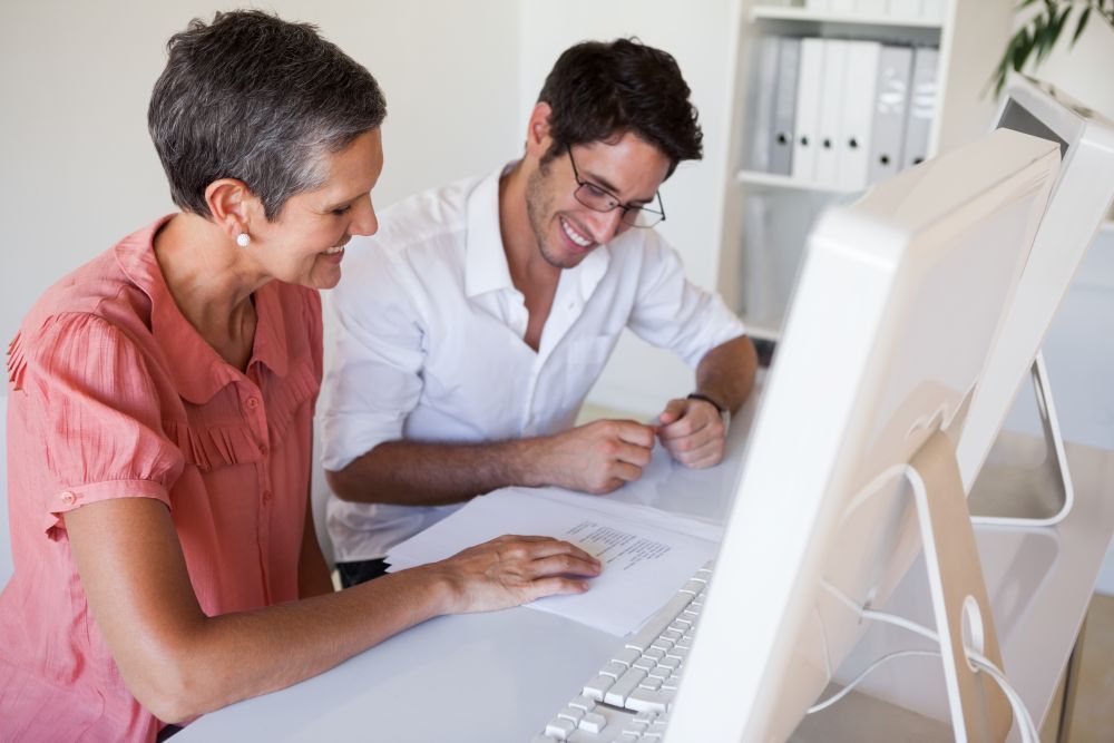 Deux+personnes+travaillant+ensemble+devant+un+ordinateur